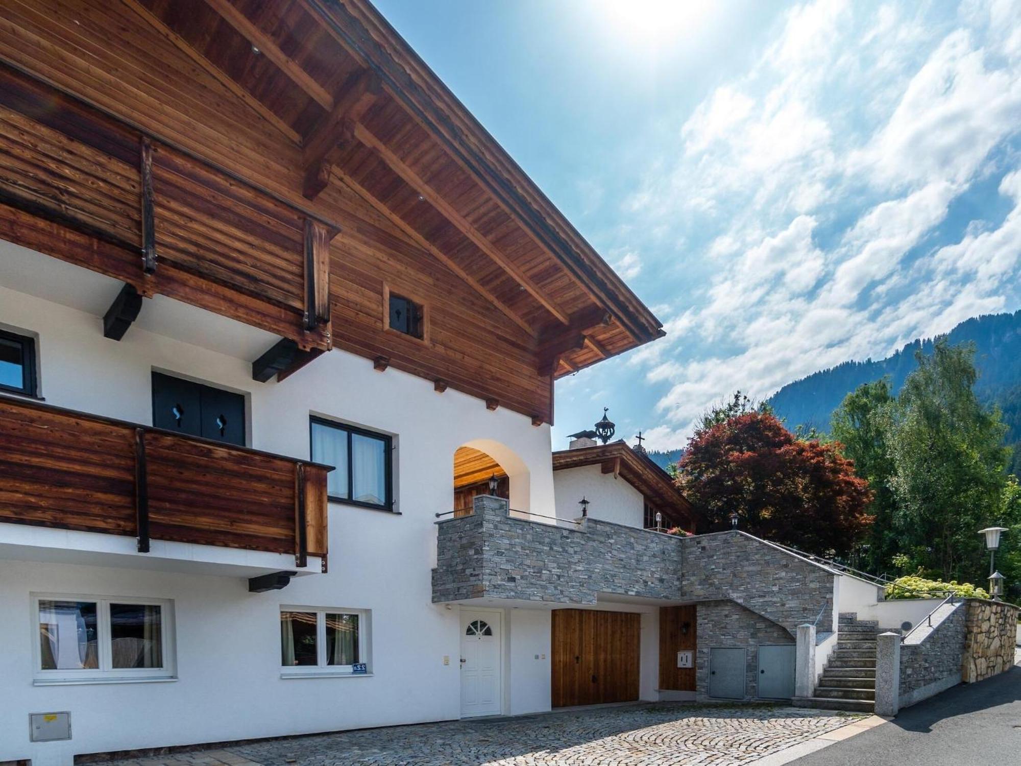 Apartment Near The Hahnenkamm Cable Car Kitzbühel Eksteriør bilde